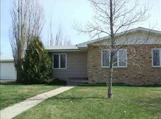 2028 Skyline Dr, Minot, ND 58703