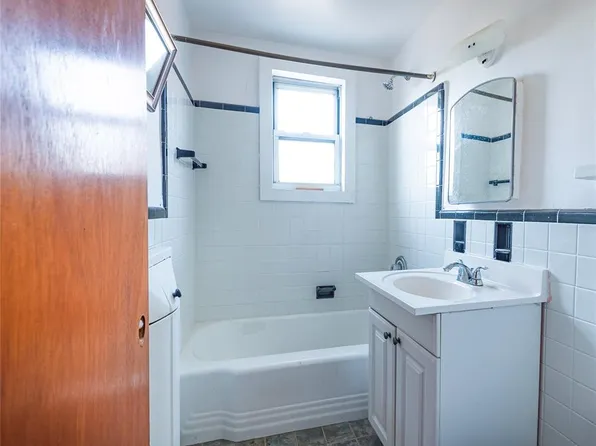 133-01 Booth Memorial Avenue image 7 of 20