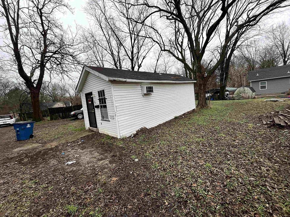 2nd image of 832 Lackey St