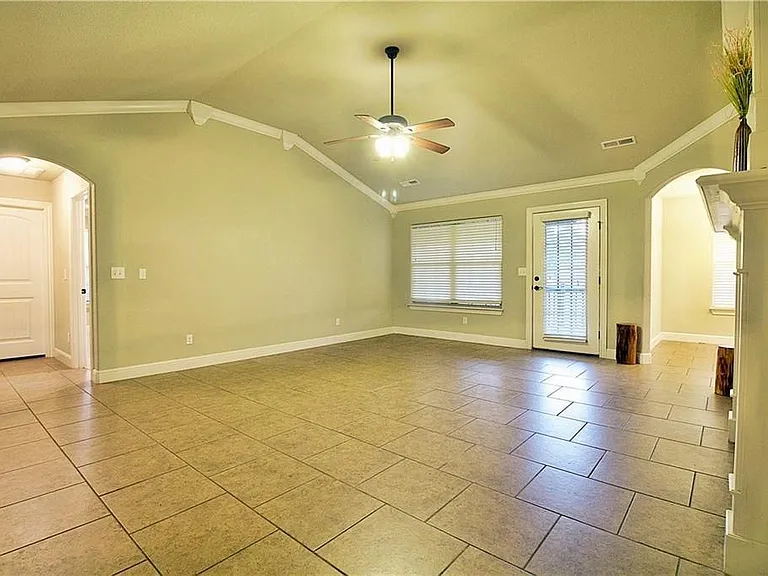 3007 SW Waterleaf Ave — Photo 3