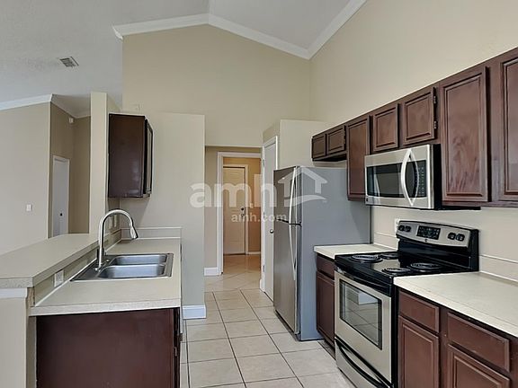 3rd image of 1401 Crawford Dr