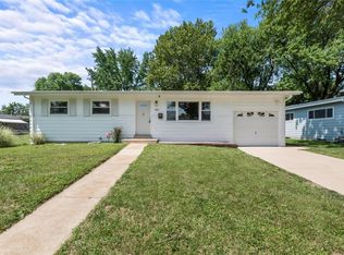 520 Versailles Dr, Florissant, MO 63031