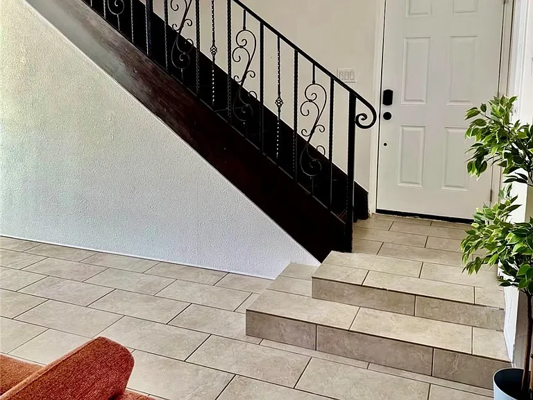 544 Oakbrook Ln — Photo 4