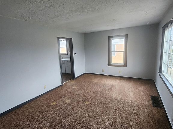 2nd image of 916 Zeiter St