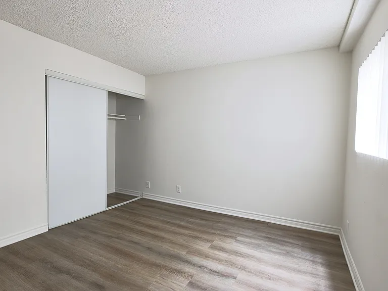 2928 Leeward Ave — Photo 9