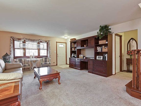 3rd image of 823 Menominee Dr