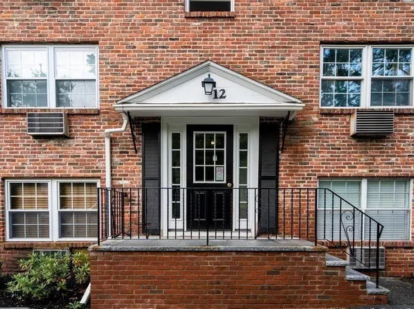 12 Colonial Village Dr APT 1, Arlington, MA 02474