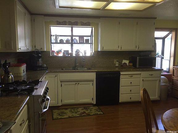 3rd image of 611 Walnut St