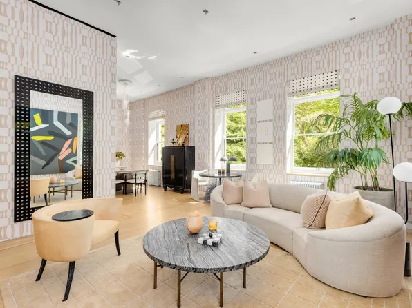 7 Gramercy Park West image 1 of 12