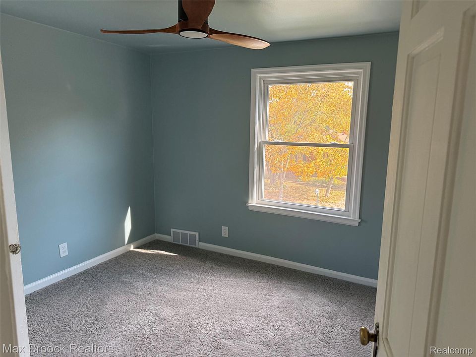 23021 Tulane Ave, photo 12