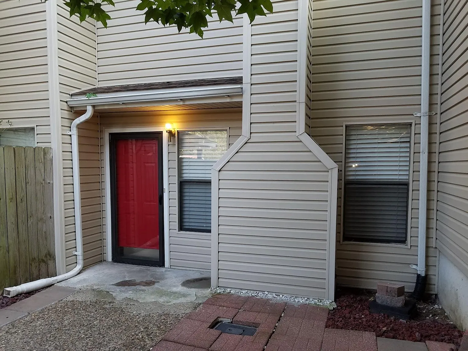 2 bed, 1.5 bath, 870 sqft, $1,100 — Photo 4