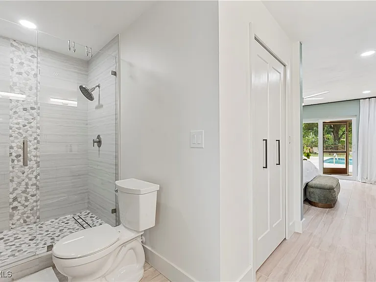 2412 La Salle Ave — Photo 14