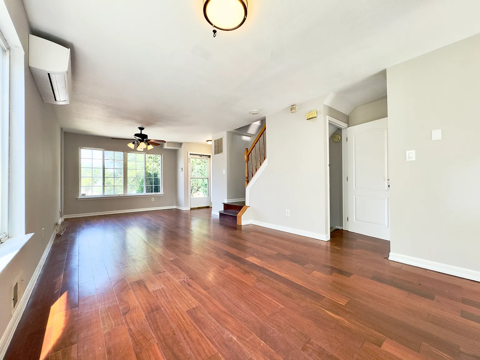 3 bed, 1.5 bath, 1400 sqft, $3,500 — Photo 1