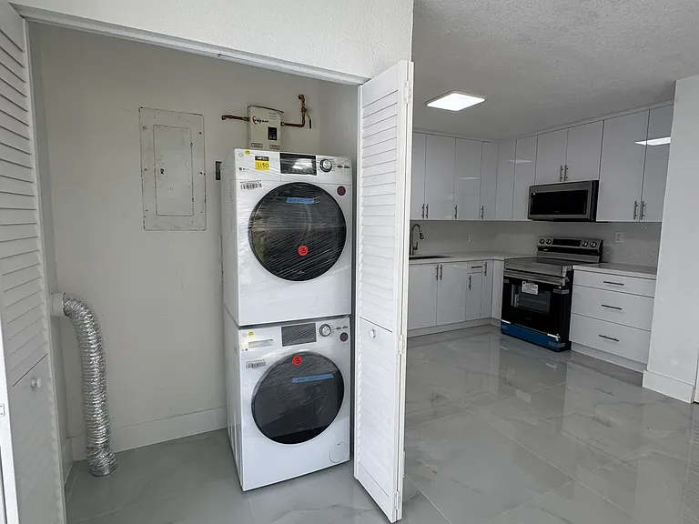 3315 NW 13th Ter — Photo 13