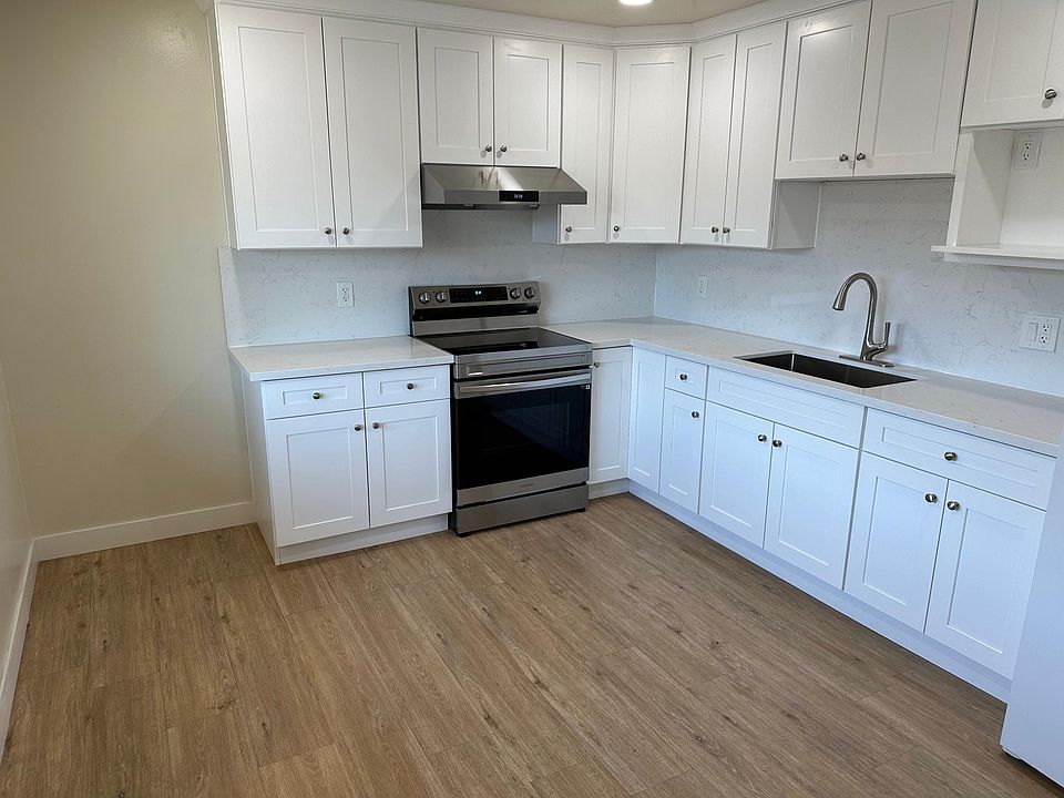 Brand new kitchen cabs, quartz counters, appliances, recessed lighting