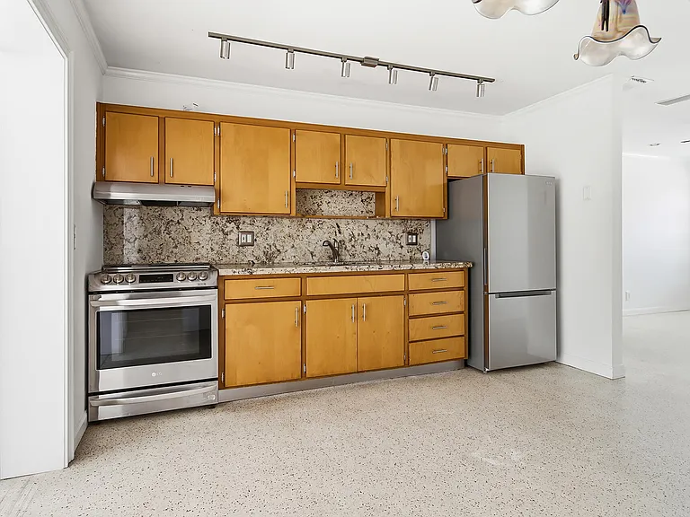 205 Rutland Blvd — Photo 9