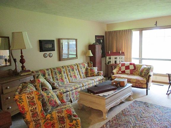 2nd image of 1720 Country Club Dr