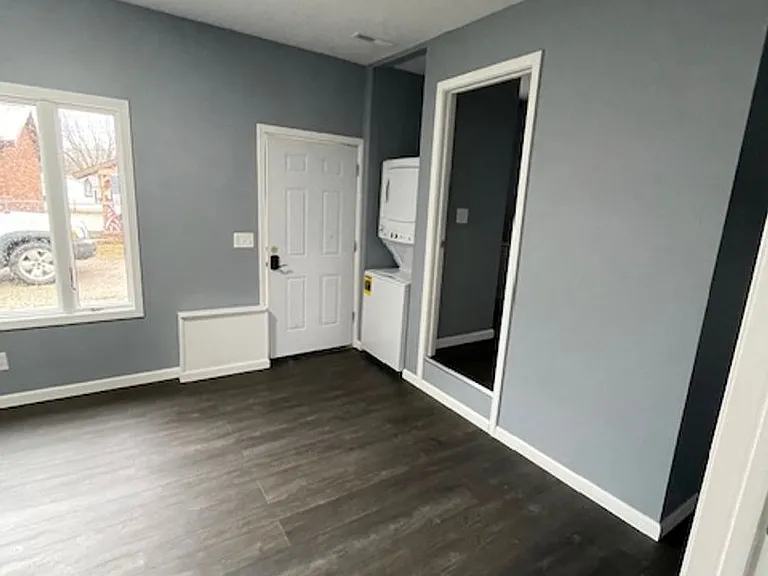 503 E College St — Photo 13