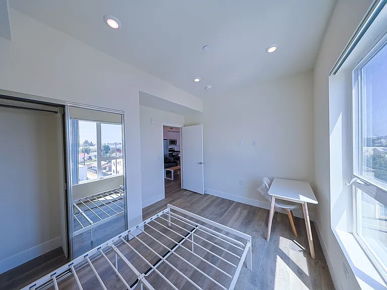 1317 W Jefferson Blvd — Photo 17