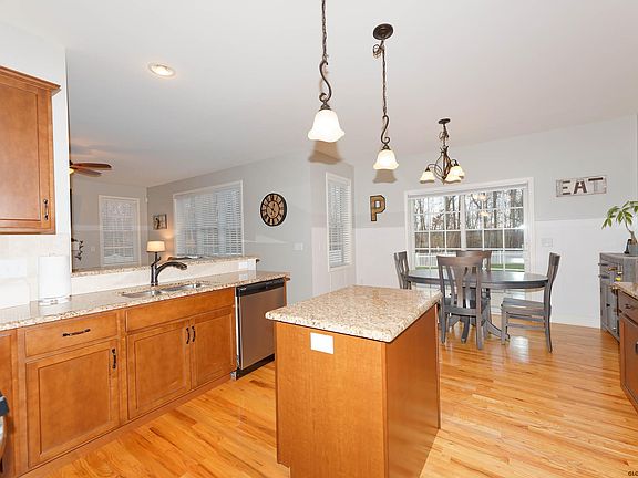 4th image of 36 Chester Dr