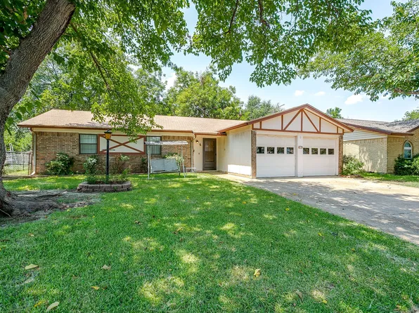 325 Quail Creek Dr, Crowley, TX 76036