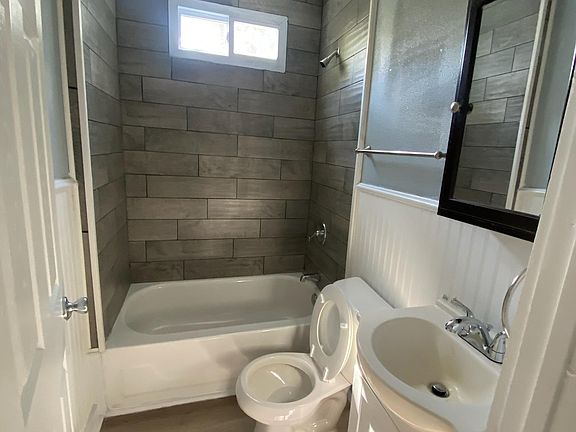 5th image of 411 W Avenue H