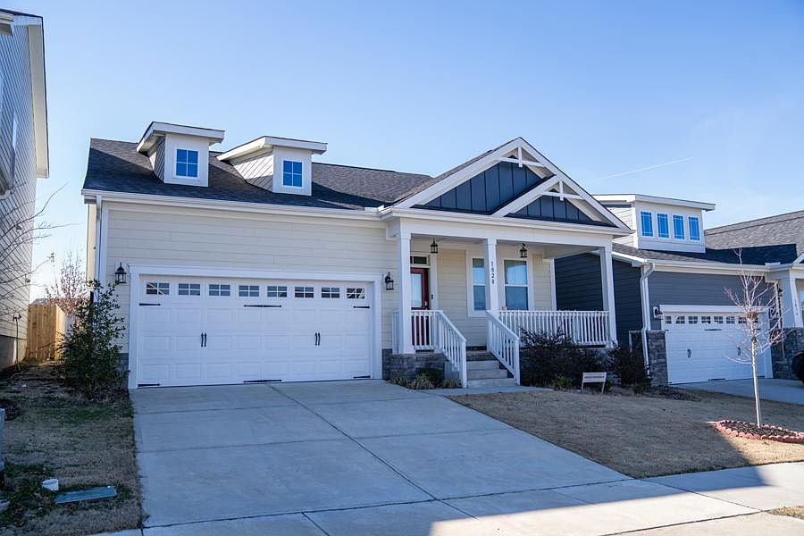 2 car garage plus 2 cars can fit on the driveway
