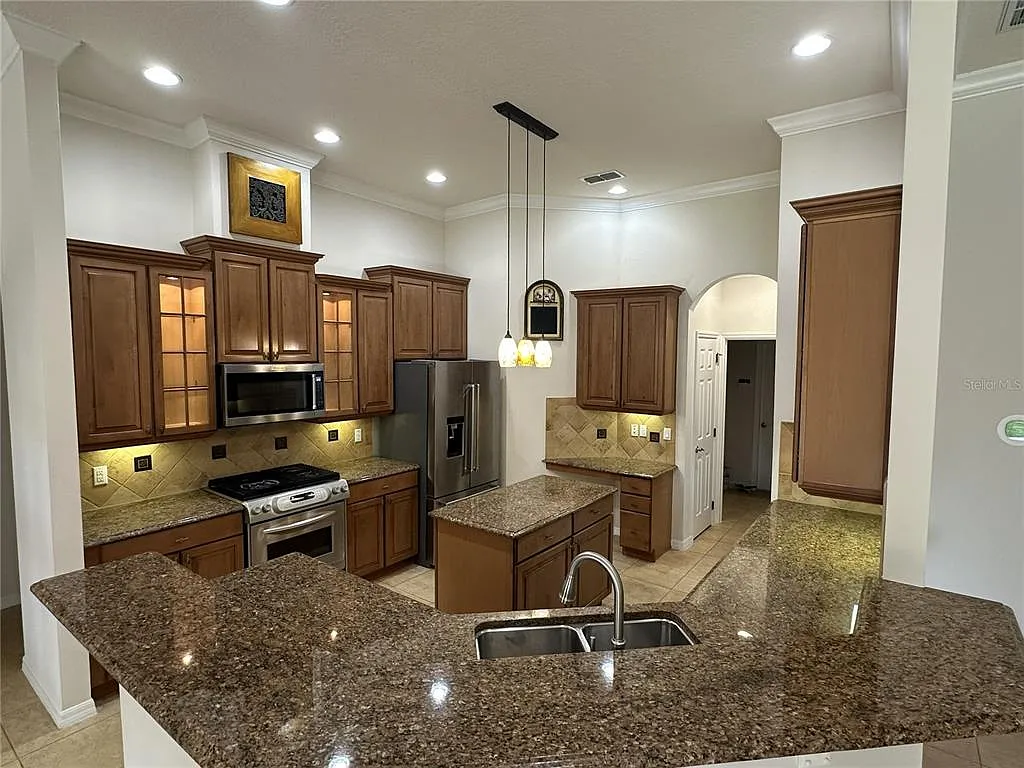 5 bed, 3.0 bath, 3064 sqft, $5,000 — Photo 2