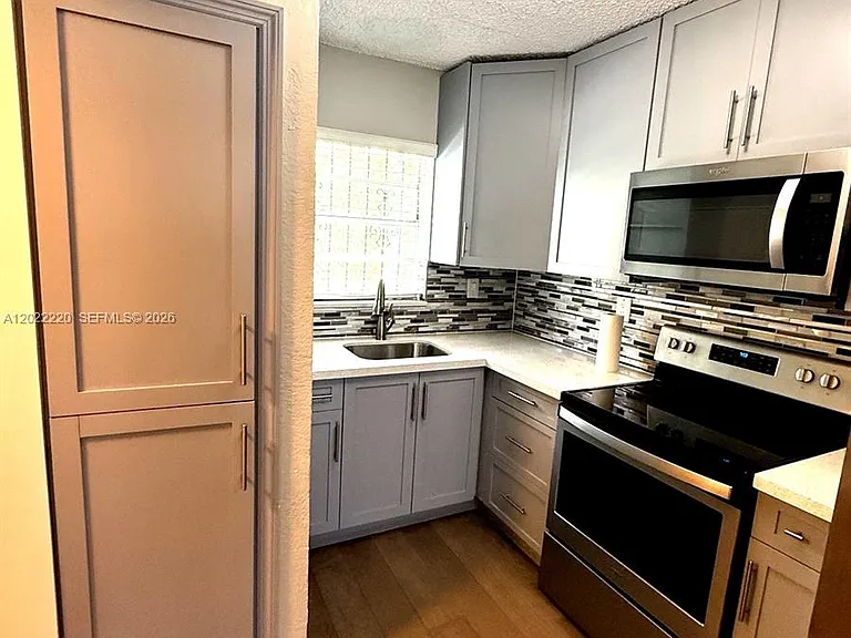 1635 W 44th Pl #311 — Photo 3