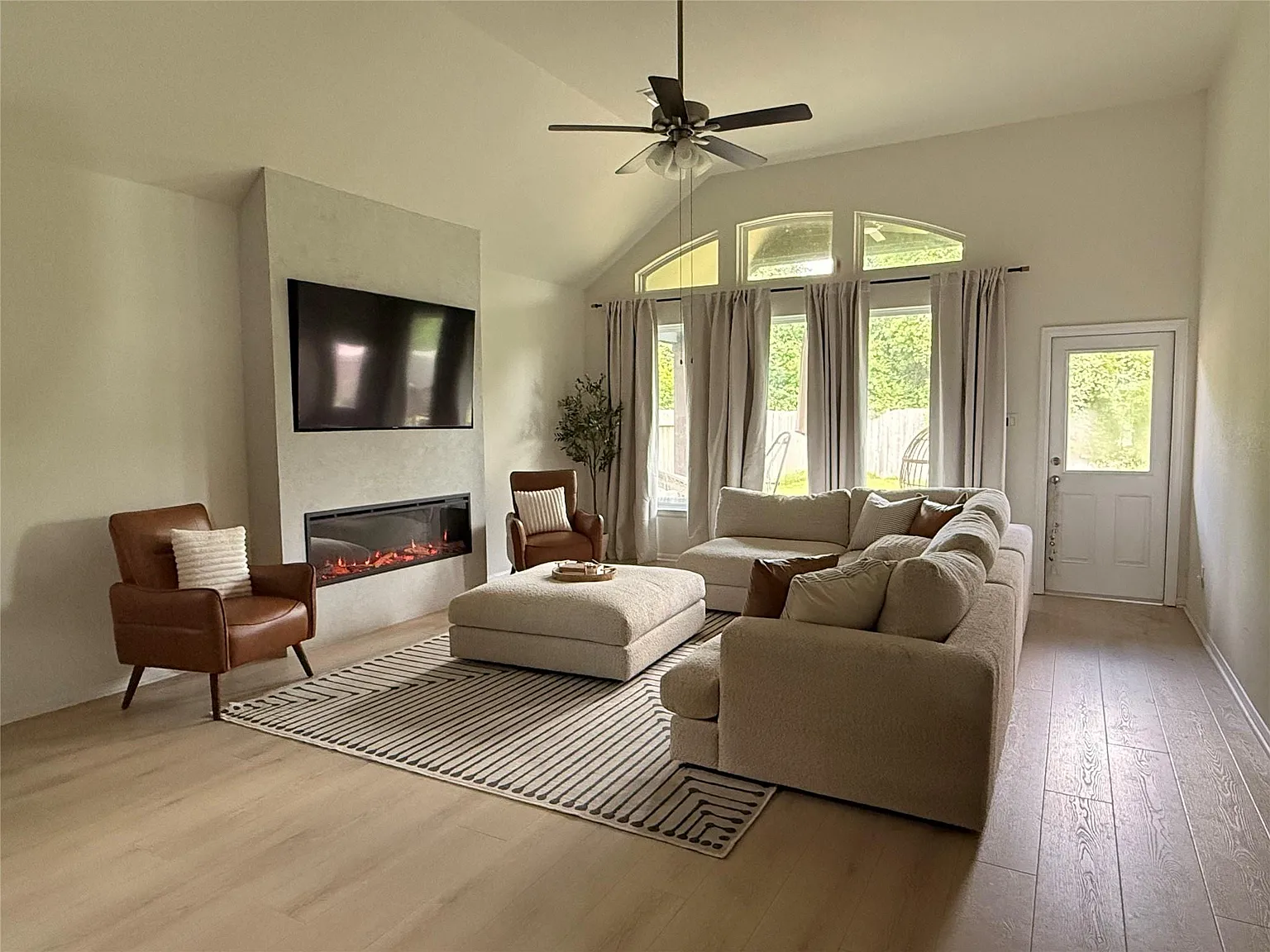 4 bed, 3.0 bath, 2532 sqft, $3,600 — Photo 2