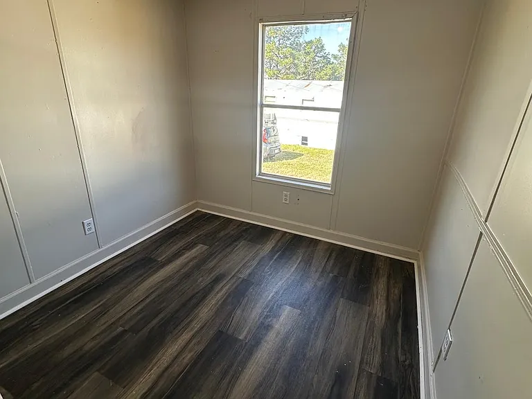 472 Sarah St — Photo 14