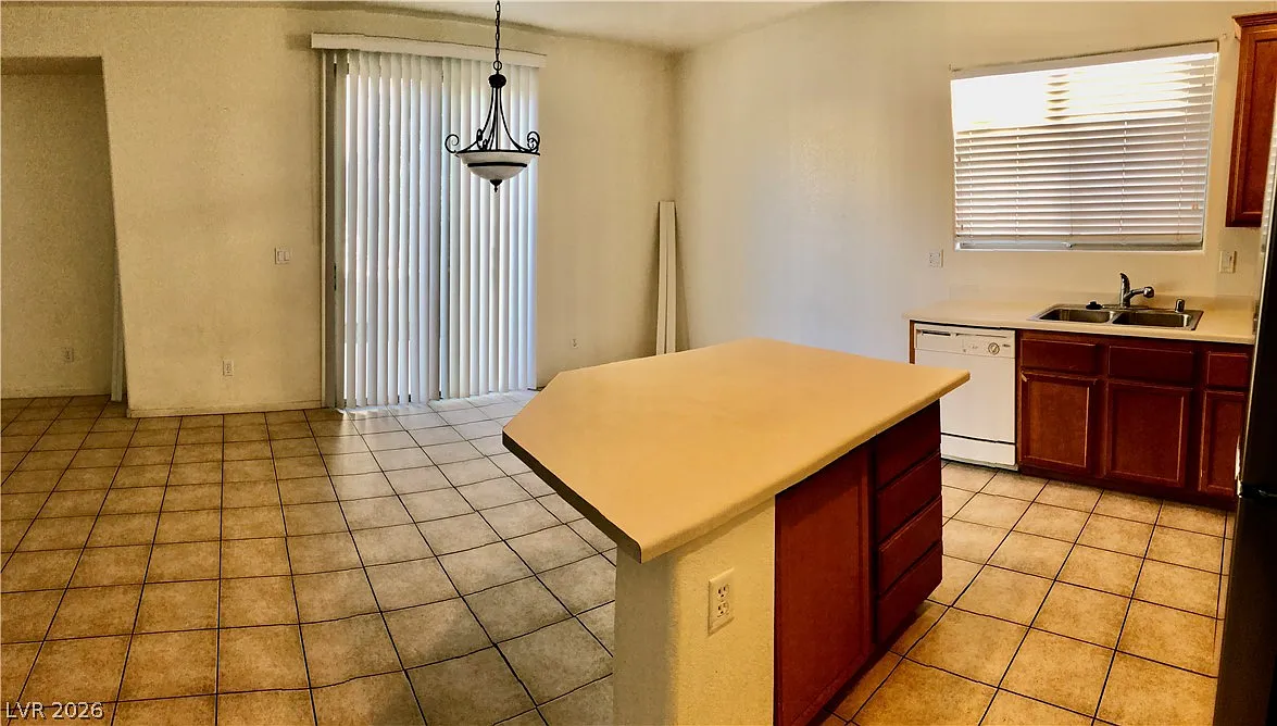 4 bed, 2.5 bath, 1964 sqft, $1,895 — Photo 4