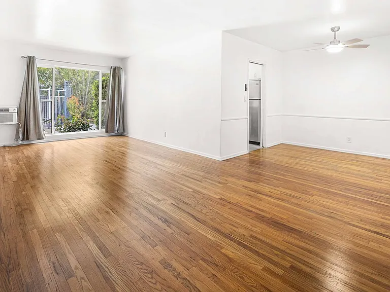 Hollyview Apartments — Photo 20