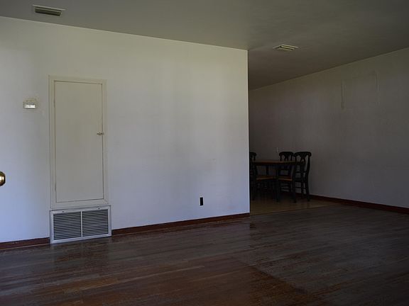 4th image of 230 Warwick Ave
