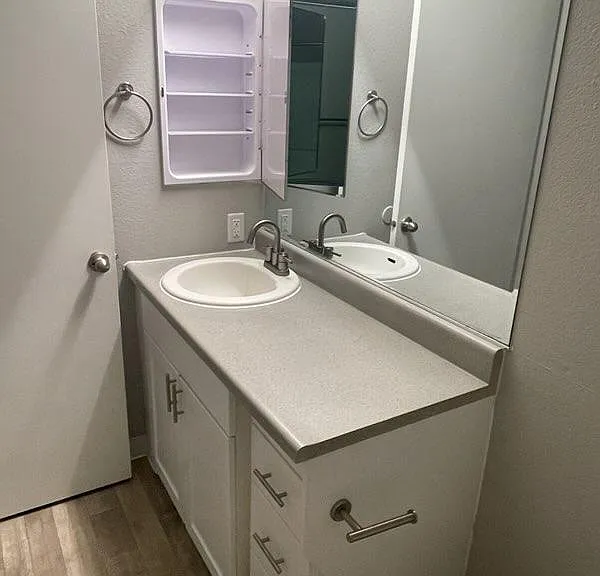 One-Bedroom 650 square feet Bathroom