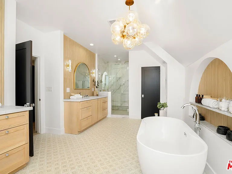 4608 Westchester Dr — Photo 28