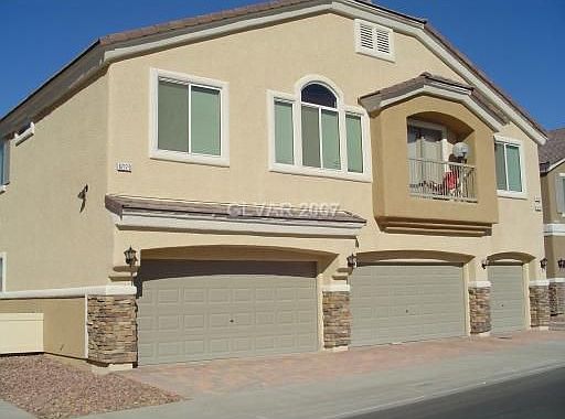 1588 sq ft/ 3 bdrms + 2 car gar