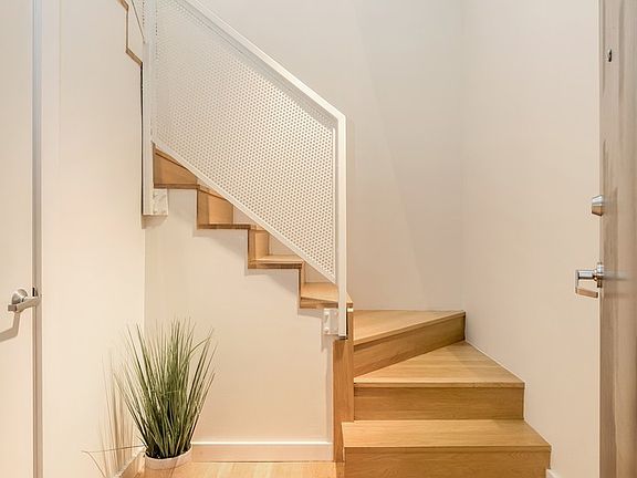 2nd image of 1849 N Hermitage Ave #Penthouse 304
