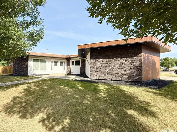 3 McLelland BAY, Weyburn, SK S4H 2V3