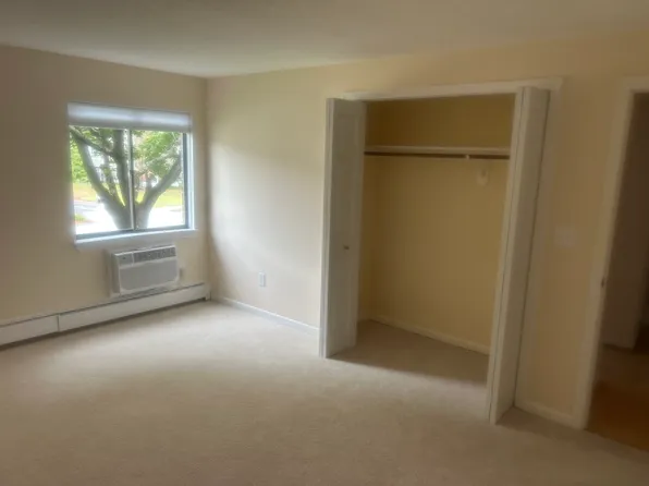 8 Hallmark Gdns APT 5, Burlington, MA 01803
