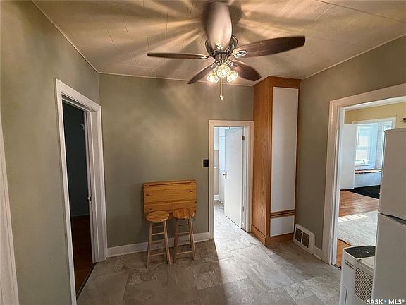 3rd image of 230 6TH AVENUE W