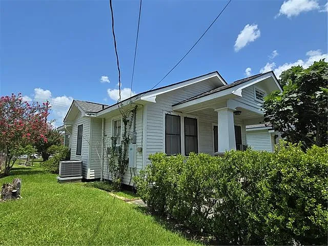 2 bed, 1.0 bath, 1372 sqft, $1,200 — Photo 2