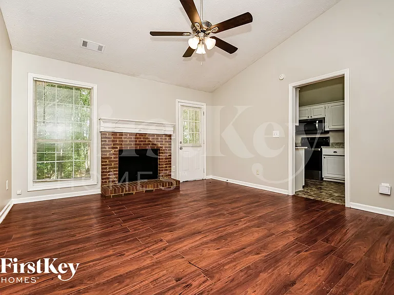 319 Hills Point Rd — Photo 2