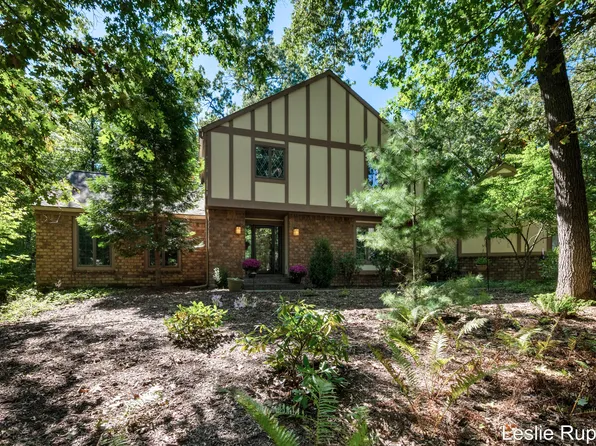 1700 Mont Rue Dr SE, Grand Rapids, MI 49546