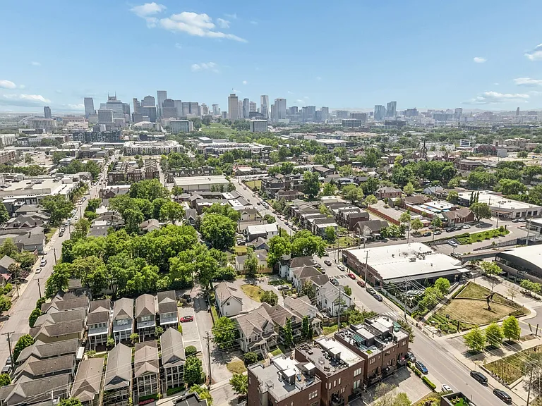 415 Van Buren St — Photo 32