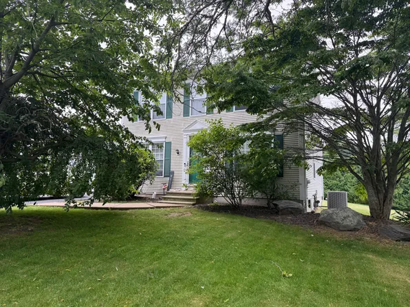 125 Goldenrod Dr, Middletown, RI 02842