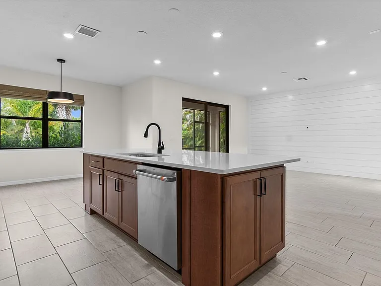 640 SE Monet Dr — Photo 8