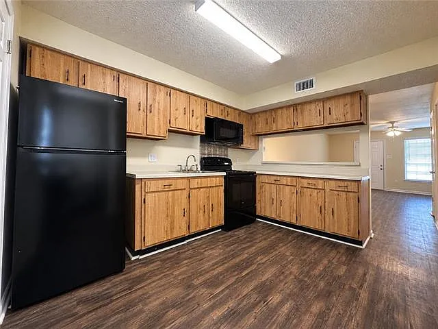 2 bed, 1.5 bath, 1179 sqft, $1,150 — Photo 3