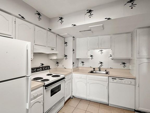 3rd image of 250 Hammond Pond Pkwy APT 411N