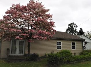 1435 Lark Dr, Ellwood City, PA 16117